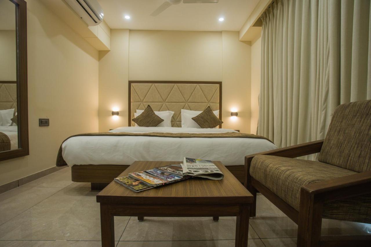 ראג'קוט Hotel Kavery מראה חיצוני תמונה